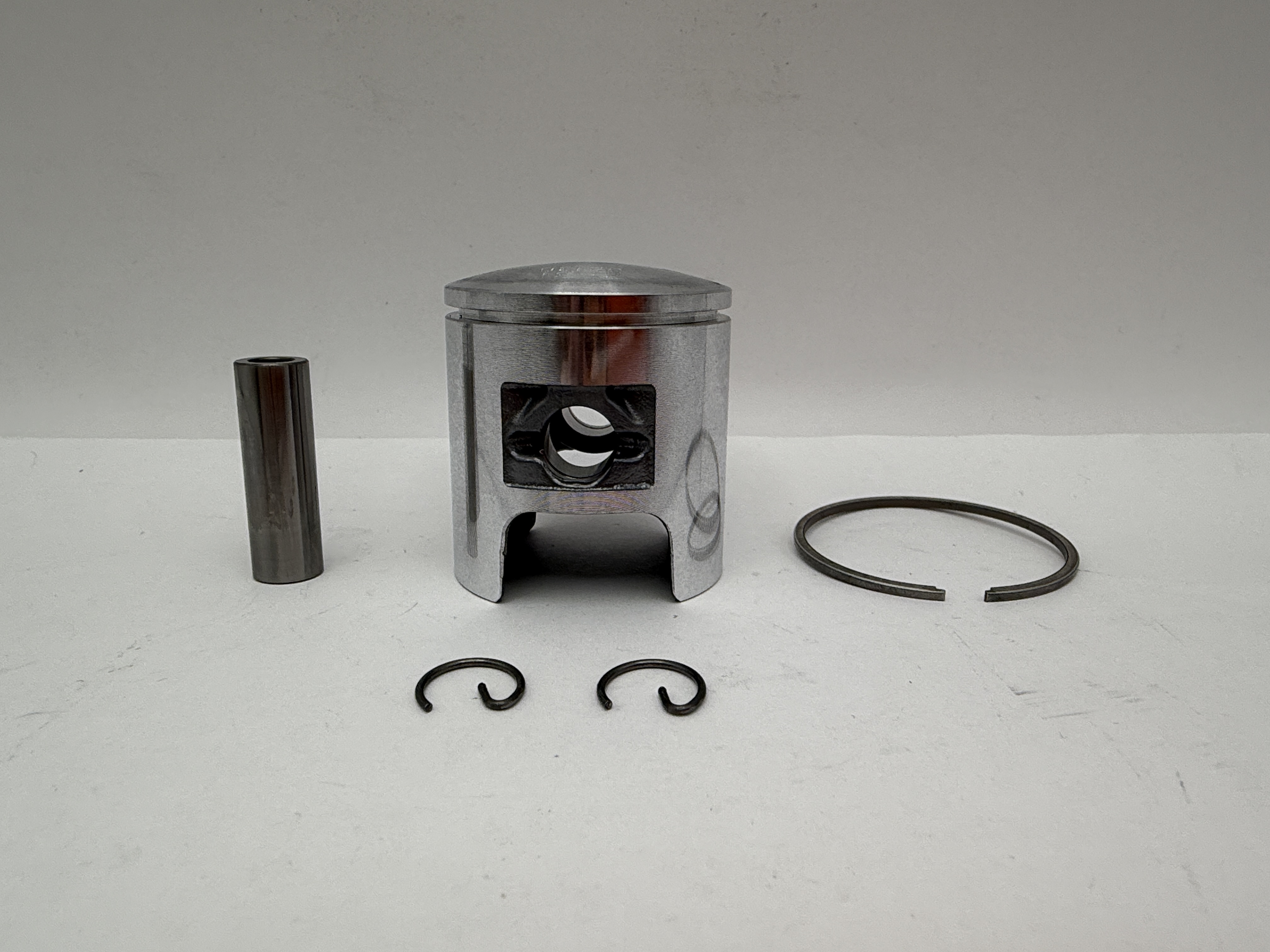 Athena Piston Kit (Cast Lite) 41.00mm Suzuki AH50 Address 92-95, AP50 94-97, AY50 Katana, Italjet Formula 50 94-00, Derbi Vamos 50 93-95, Hyosung Cub 50, Super Cab 50 (B) (For Use With Athena Barrels Only)