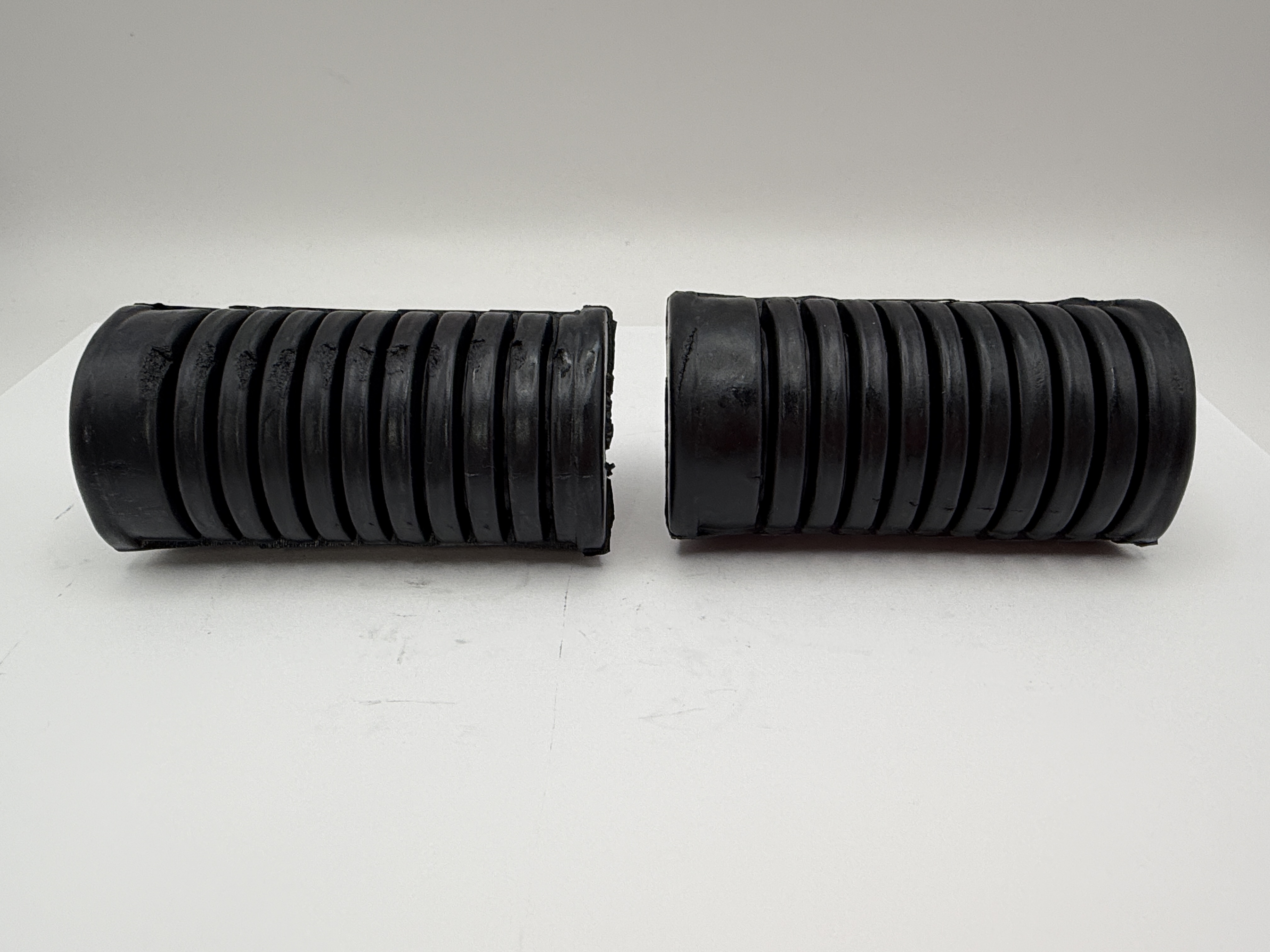 Hendler Footrest Front Rubber Suzuki GP100 1978-1990 OE Ref. 43551-39100, GP125 1978-1984 OE Ref. 43551-39100, GT200 X5 1979-1981 OE Ref. 43551-39100, SB200 1979-1981 OE Ref. 43551-39100, GS250T 1980-1981 OE Ref. 43551-39100, GT250 X7 1979-1981 OE R