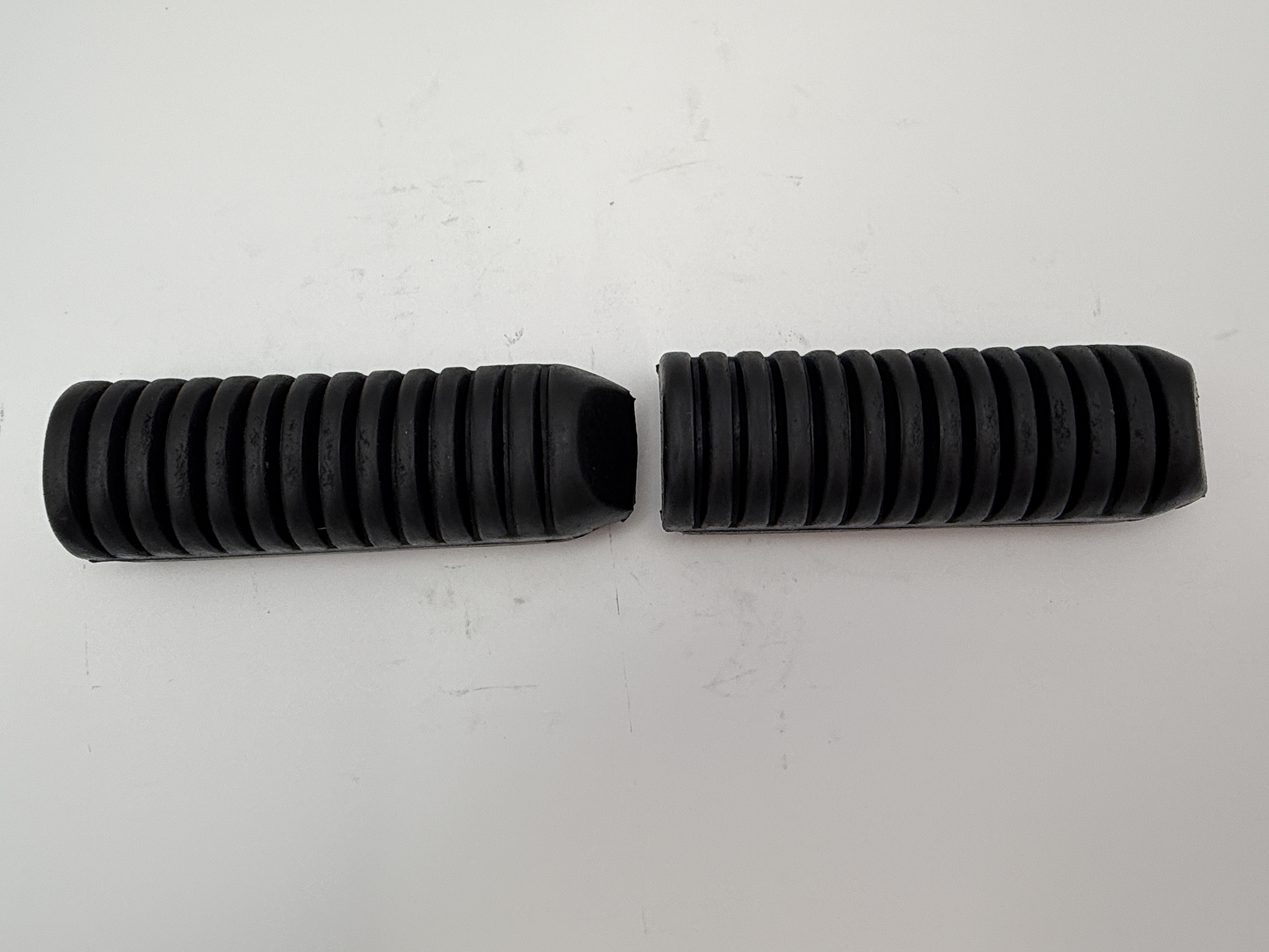 Hendler Footrest Front Rubber Suzuki GSF600 95-04, GSX750 98-01