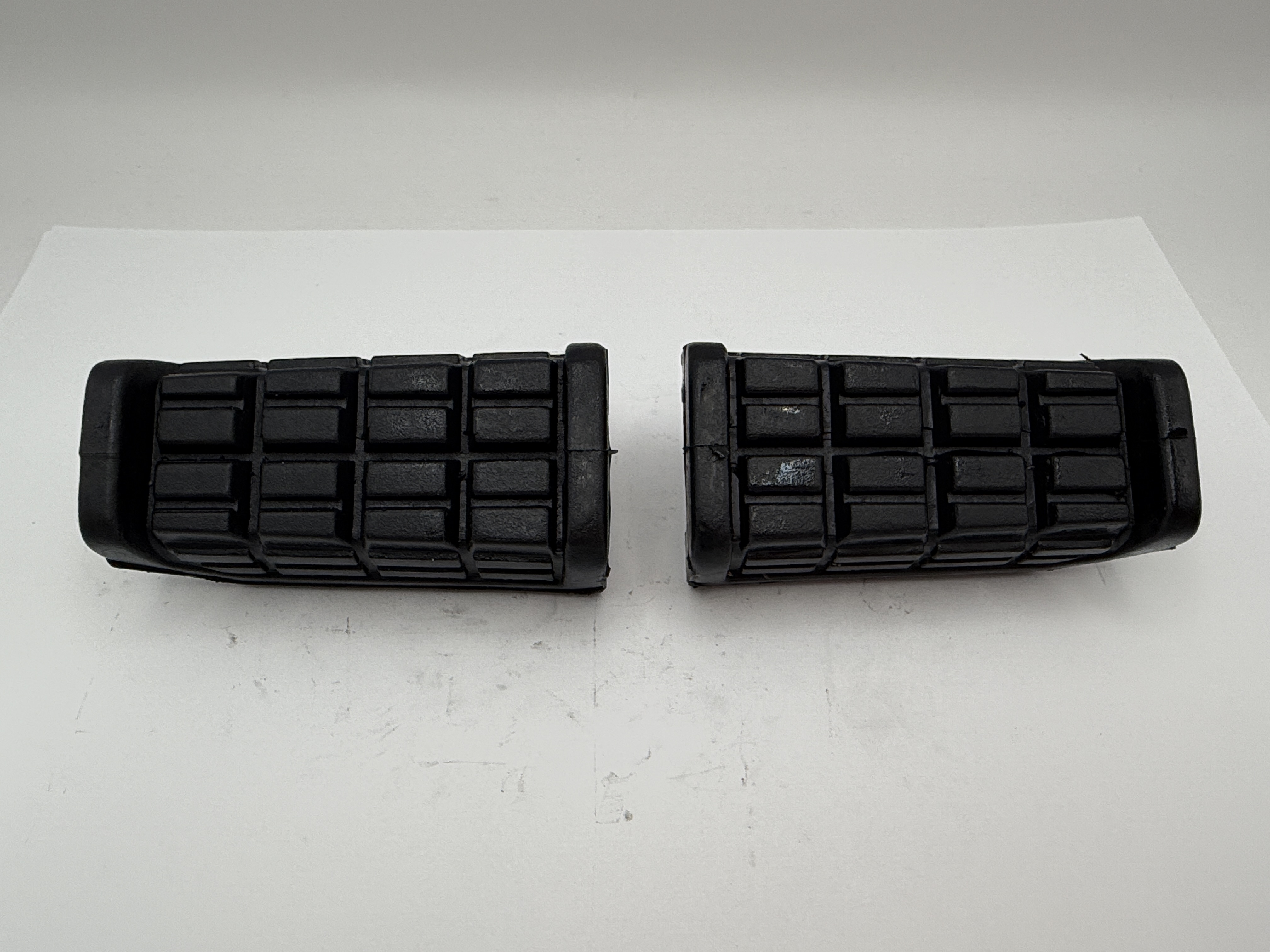 Hendler Footrest Front Rubber Yamaha RD 350 YPVS (LC2) 1983-1985, RD 350 FI YPVS (Fully Faired), RD 350 NI YPVS (Naked) 1985, FZX 750 Fazer 1987-1988, XJ900 1983-1992, FJ 1100 1984-1985, FJ1200 1986-1994 OE Ref. 22N-27413-00