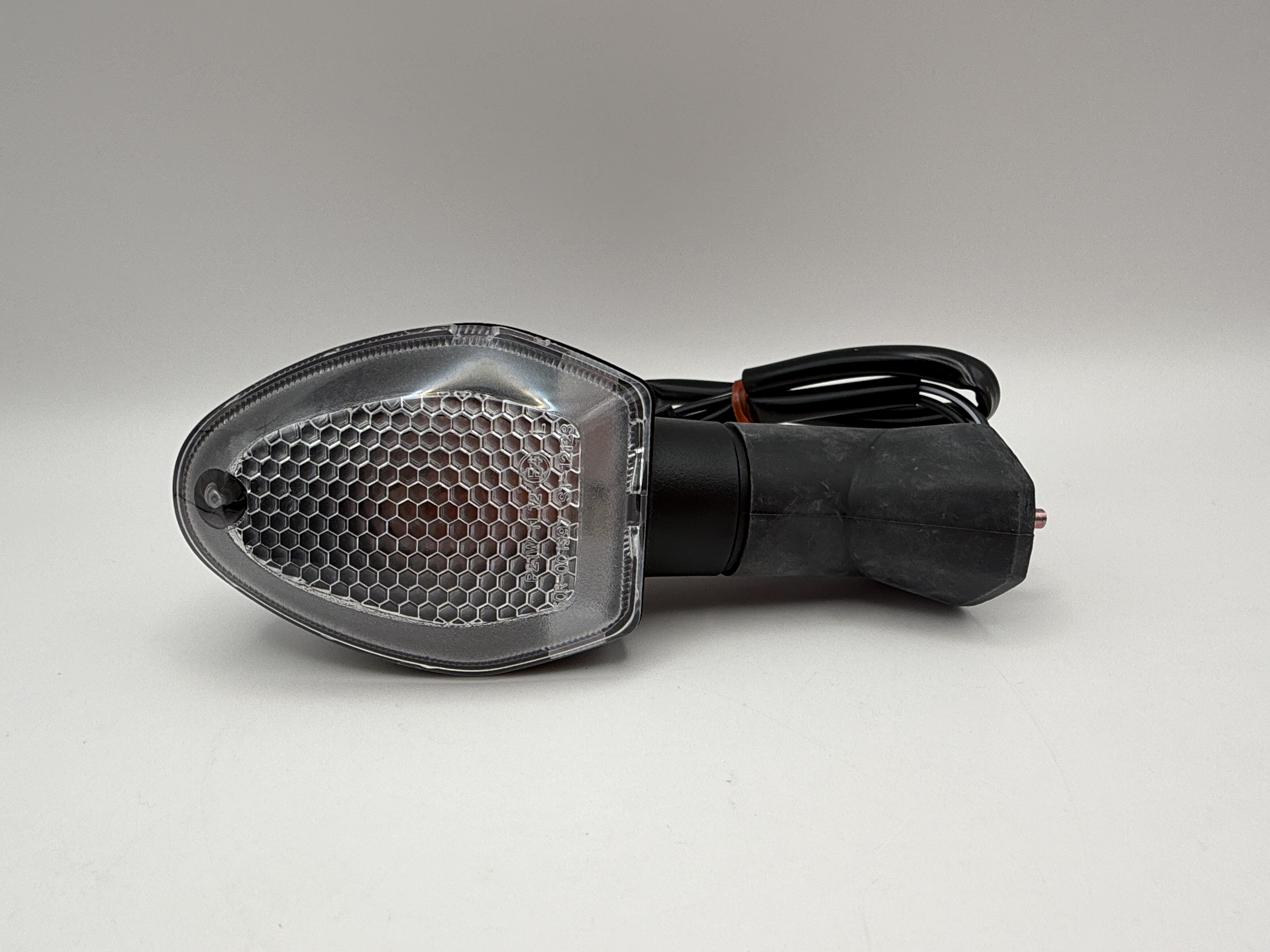 Hendler Indicator Suzuki DL650 2017-2025, DL1000 2014-2019, GSX-S1000 2015-2018, DL1050 2020-2022, GSX1250F 2014-2016 Rear Right & GSX-S1000 2019-2021 Fr/Left & Rear Right (Clear Lens) Wire Length 28cm with connector OE Ref. 35603-08JA0, 35601-08JB0