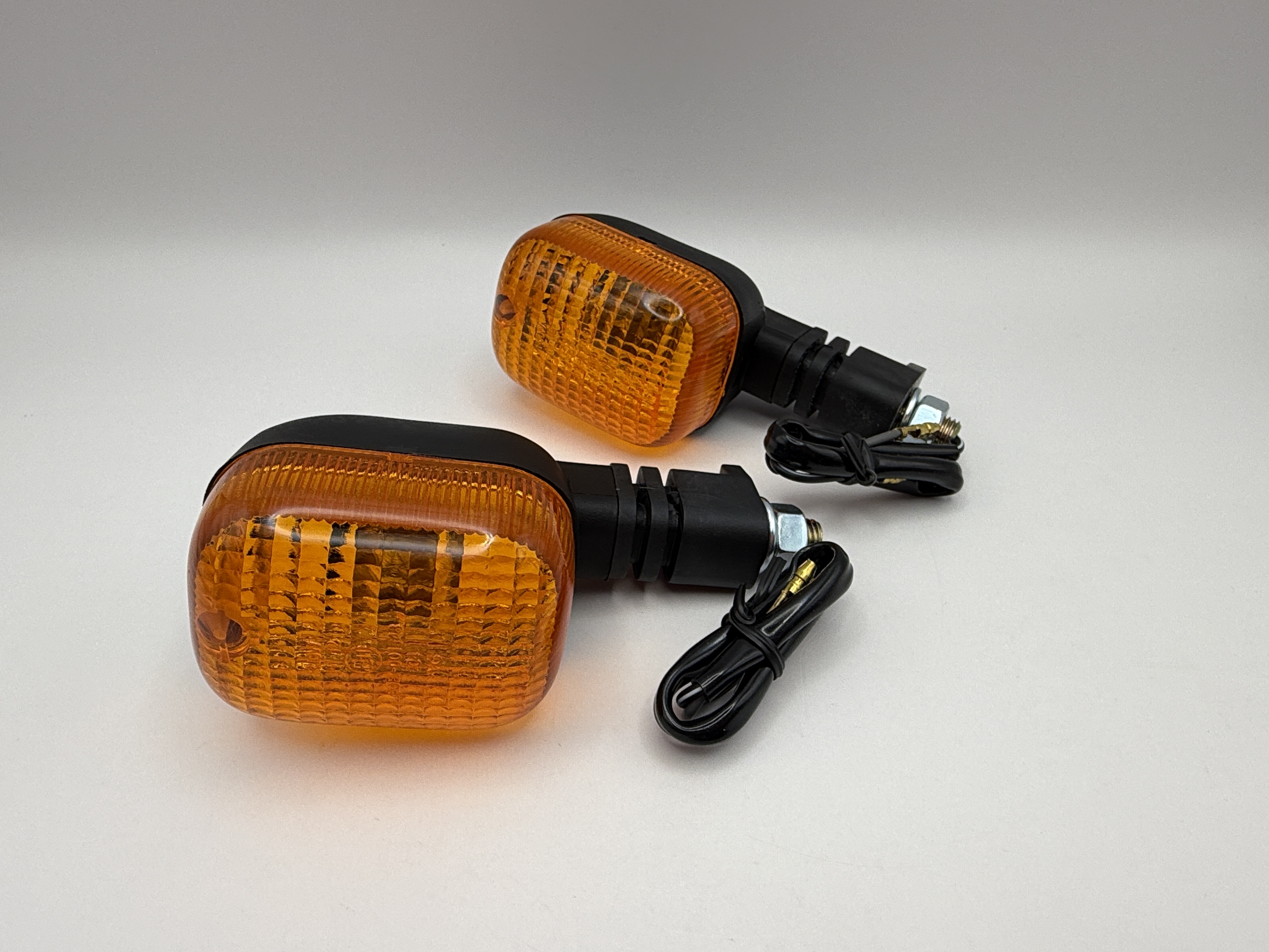 Hendler Indicator BMW OE Ref. 63237654310 & 63237654309, Benelli OE Ref. R52140031A0 & R52140041A0, Cagiva OE Ref. 800066341 & 800066342, Ducati OE Ref. 53040041A & 53040031A, Italjet OE Ref. 33810049 & 33810050, Malaguti OE Ref. 01903600 & 01903500