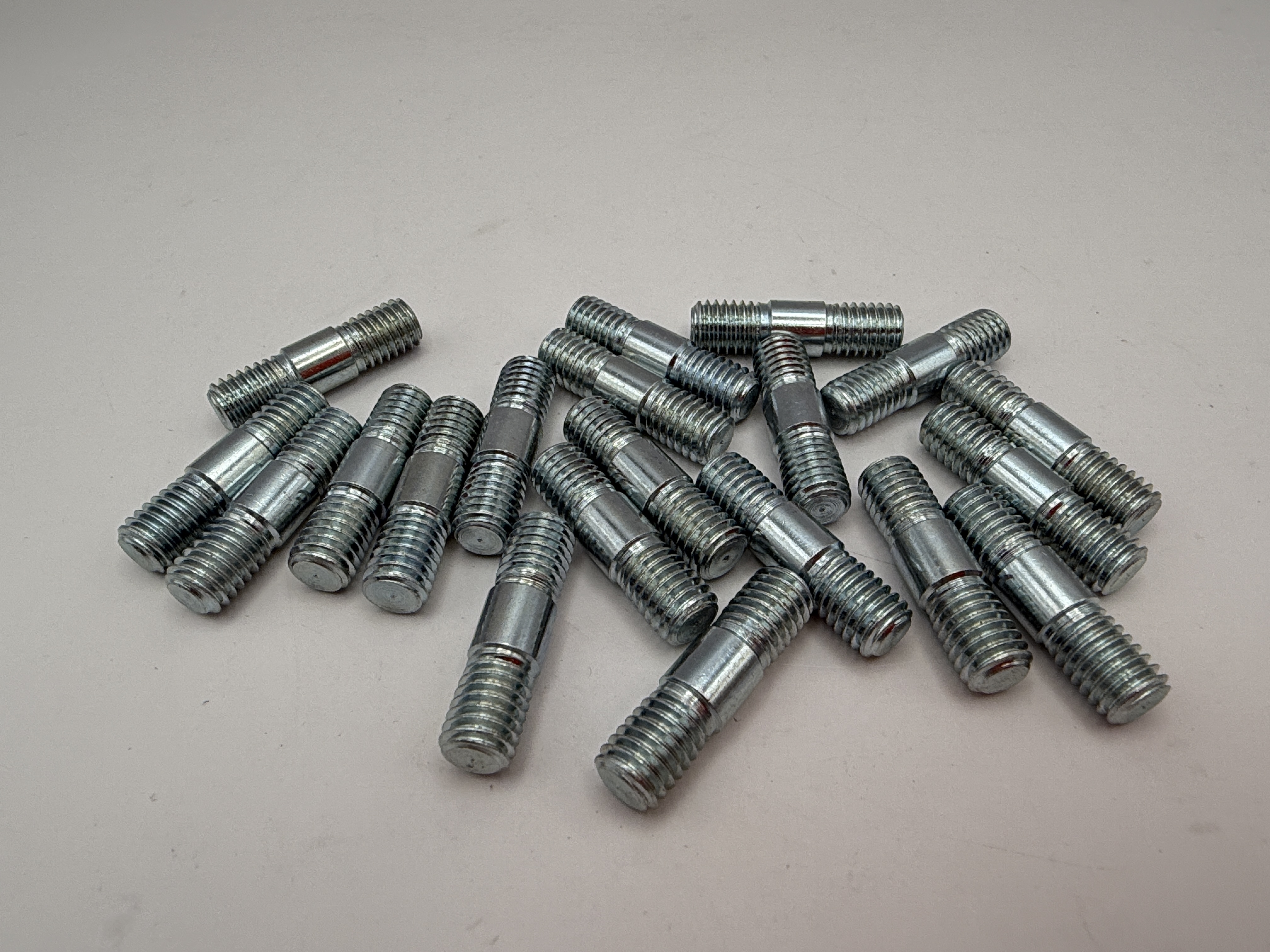 Hendler Studs 8mm x 30mm x 1.25mm Pitch